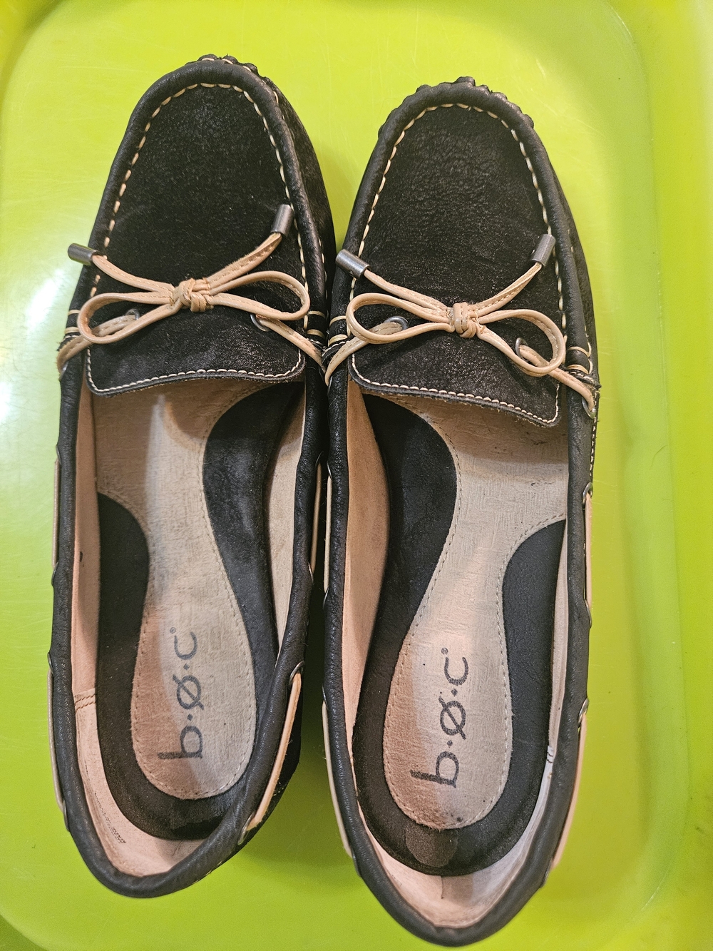boc Black and Tan Bow-Accent Women's Moccasins